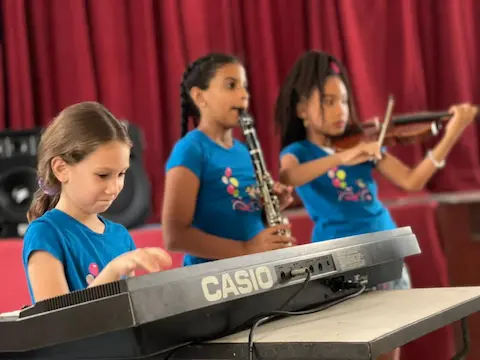 Canto y Juego en el Centro Loyola Reina