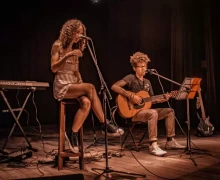 Alumnos de los Talleres de Guitarra participando en la Peña de la Orquesta Juvenil Loyola Reina