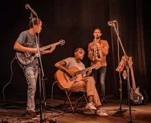 Alumnos de los Talleres de Guitarra participando en la Peña de la Orquesta Juvenil Loyola Reina